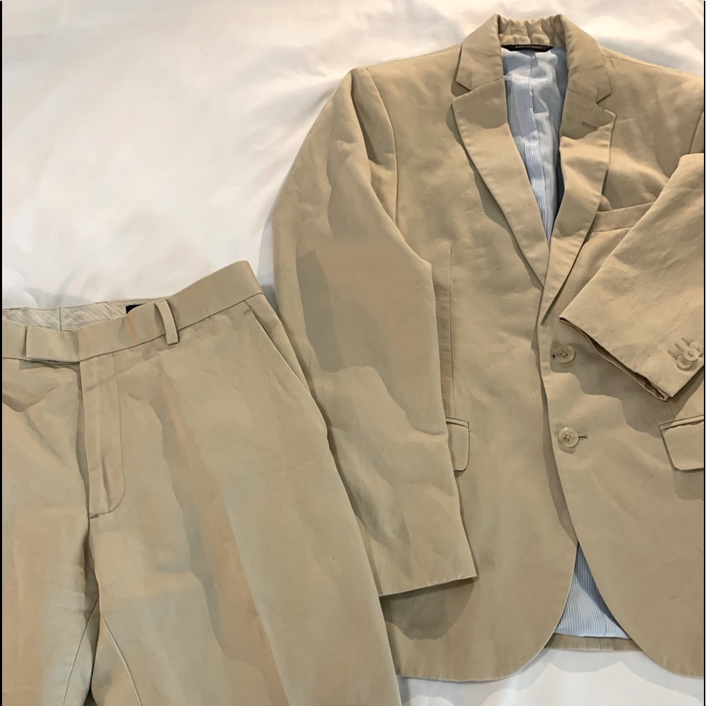 Banana republic suit. Sz 38s. Linen and cotton. Small mark on shoulder (see pic)